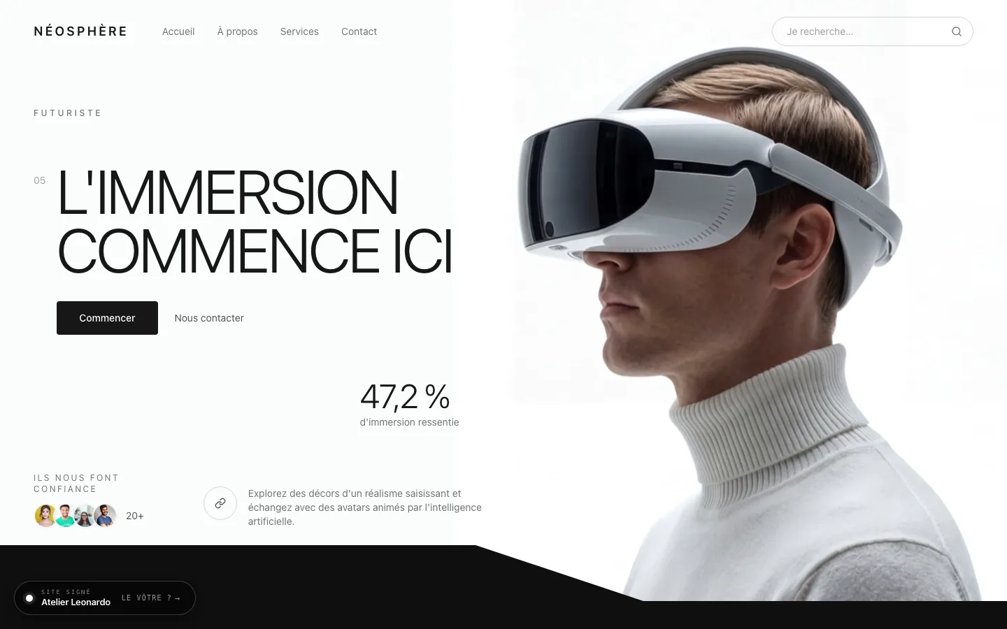 Concept Néosphère : titre en capitales noires à gauche, portrait d'une personne portant un casque de réalité virtuelle à droite