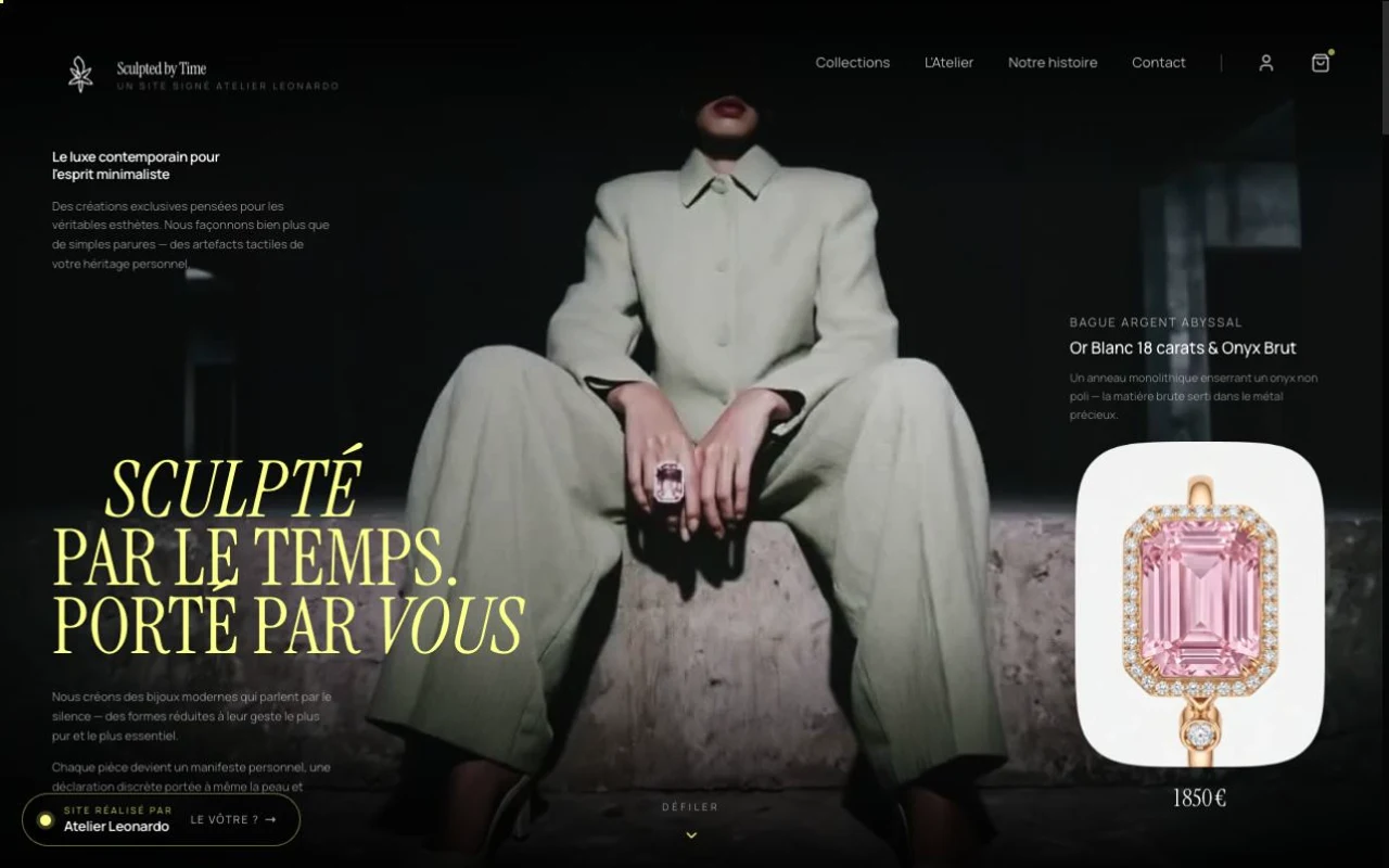 Concept Sculpted by Time : silhouette assise en costume clair, titre jaune pâle et bague présentée dans un cadre blanc